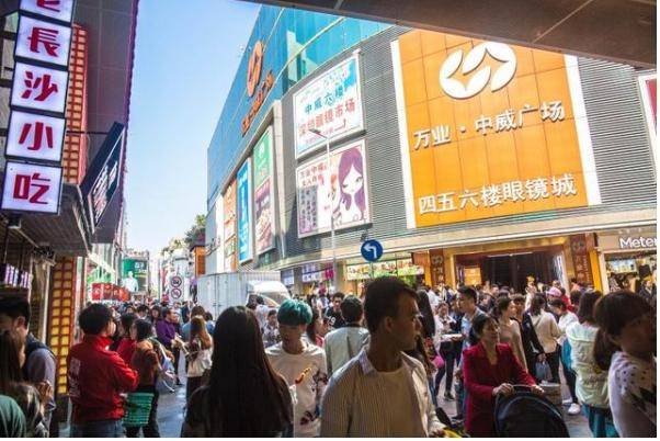 ng体育：深圳有一条美食街胜地汇聚各地美味小吃被誉为“美食天堂”(图1)